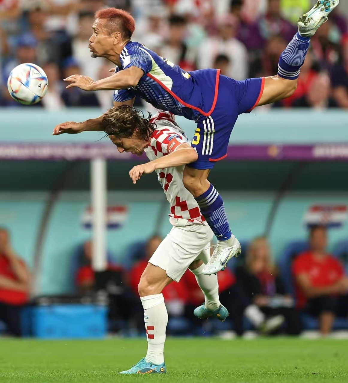 足球赛场上一连串让人扣人心弦的瞬间的简单介绍