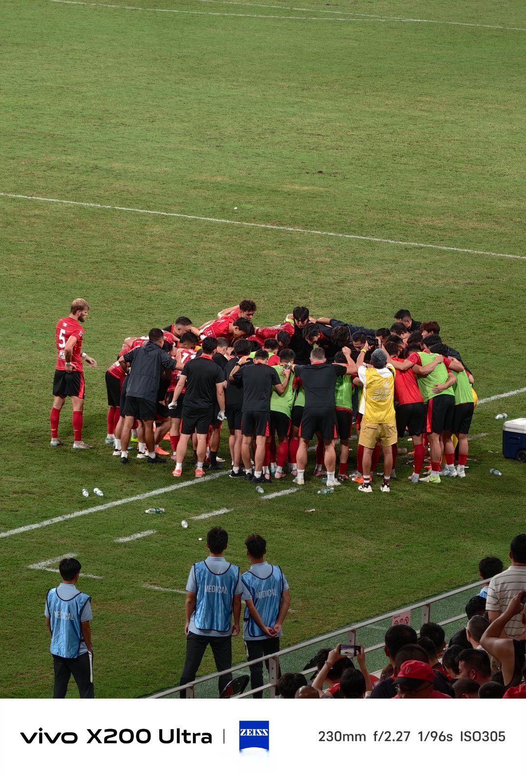 国内足球队与外国豪强的对决备受瞩目(足坛新星身价排名一览表)