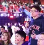 比赛进行得如火如荼，观众席气氛热络(开幕式在热情洋溢的暖场表演中拉开帷幕)
